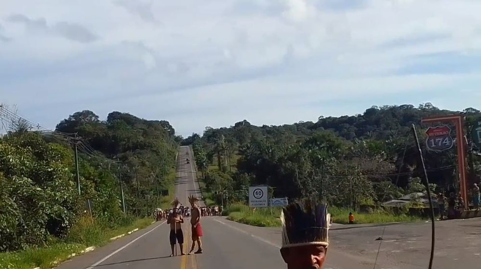 Grupo bloqueia trecho no km 4 da BR-174, em Manaus — Foto: Divulgação