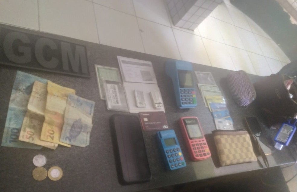 Suspeitos foram presos com dinheiro, cartões e celulares das vítimas em Pedro II, Norte do Piauí — Foto: Divulgação/PM