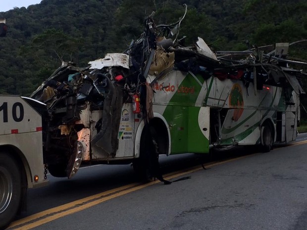 Ônibus ficou completamente destruído após acidente na Mogi-Bertioga (Foto: Solange Freitas / G1)