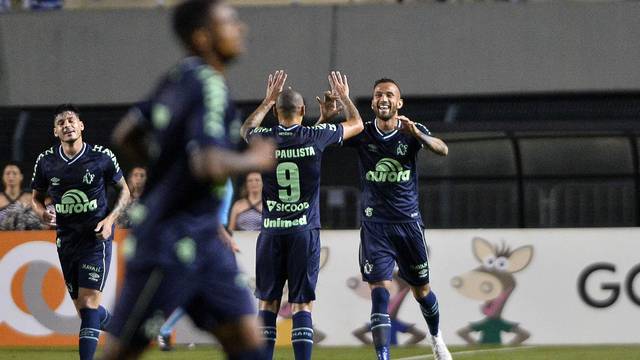Leandro Pereira festeja o gol da Chape