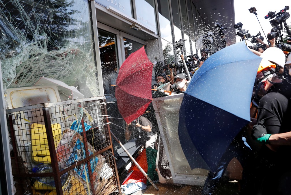 Manifestantes tentam invadir prédio do Parlamento em Hong Kong nesta segunda-feira (1º) — Foto: REUTERS/Tyrone Siu