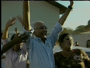 Novo prefeito de Taipas do Tocantins, Joaquim Azevedo, comemora a vitória nas urnas (Foto: Reprodução/TV Anhanguera)