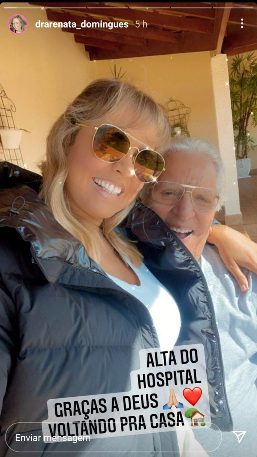Renata Domingues, esposa de Carlos Alberto de Nóbrega, posta foto com o marido após alta hospitalar nesta segunda-feira (25). — Foto: Reprodução/Instagram
