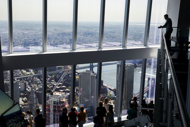 Visitantes no mirante do One World Trade Center no dia da abertura ao público (Foto: Lucas Jackson/Reuters)