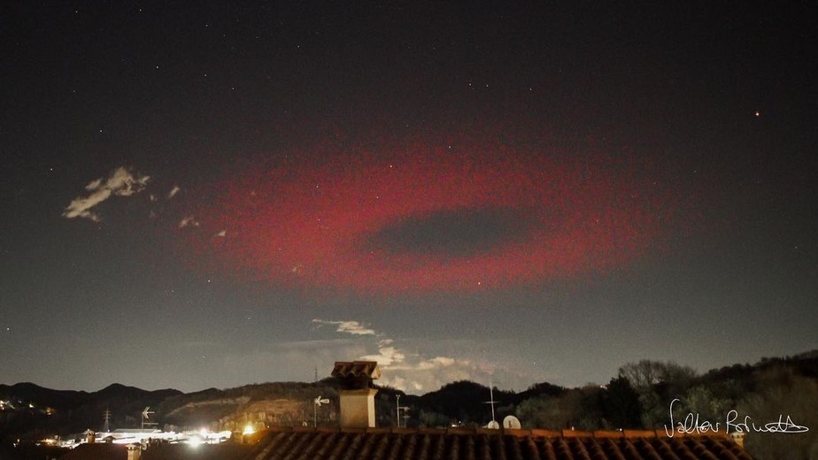 Anel vermelho no céu de Possagno, na Itália