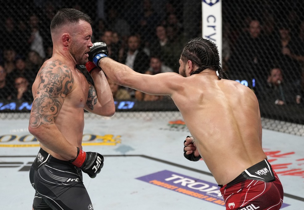 Jorge Masvidal acerta o golpe que derrubou Colby Covington no quarto round do UFC 272 — Foto: Getty Images