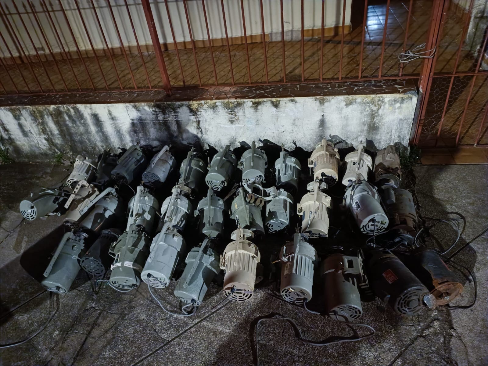 Jovens são presos suspeitos de furtar 32 motores de máquinas de costura industrial em Poços de Caldas