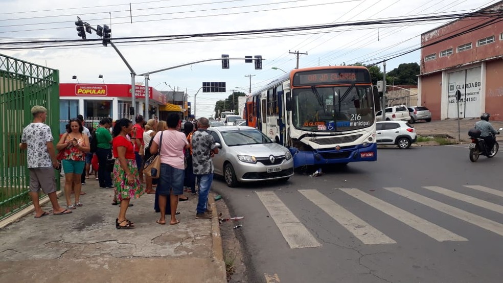 Passageiros tiveram que descer do veículo após o acidente — Foto: Arquivo pessoal