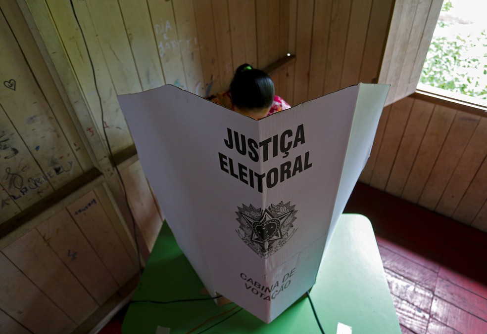 Mulher vota no interior do Pará nas eleições deste domingo (15) — Foto: Tarso Sarraf/AFP