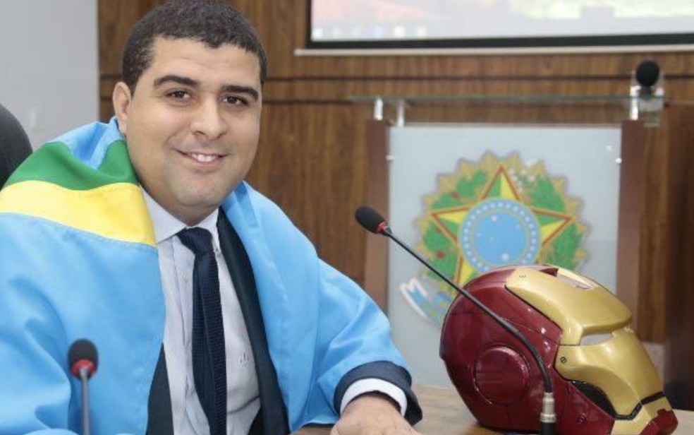 Rafael Morais (PTB), que chamou a atenção após ir à sessão com máscara do Homem de Ferro — Foto: Repordução/Câmara de Vereadores de Caldas Novas