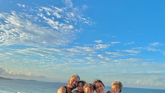 Thales Bretas se despede das férias com foto em família na Austrália

