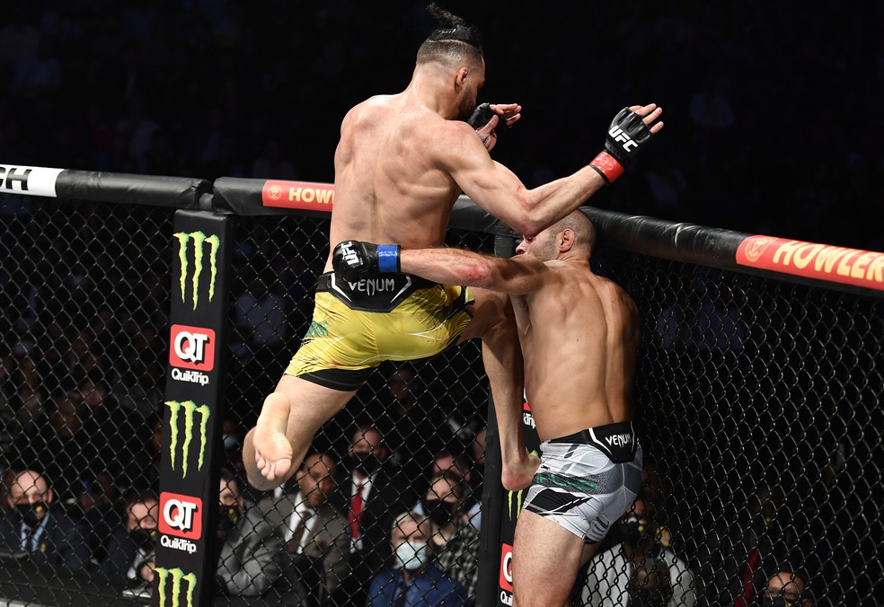 Michel Pereira venceu André Fialho por decisão unânime (triplo 29-28) — Foto: Getty Images