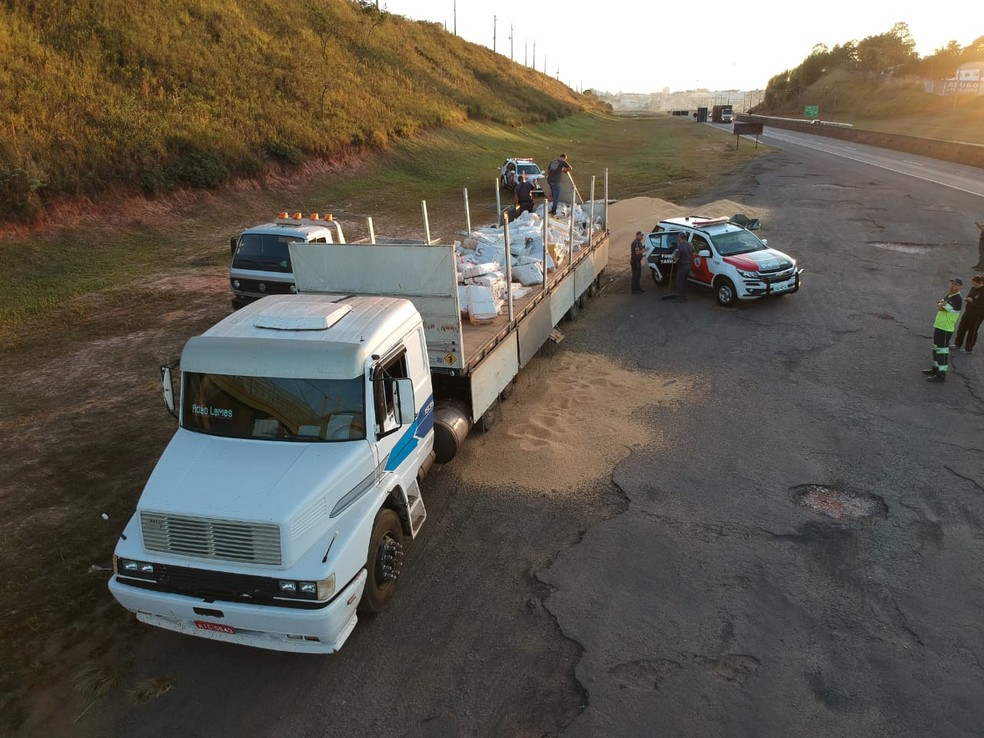 Caminhão e a droga foram encaminhados para uma unidade da Polícia Civil em Botucatu (Foto: Polícia Militar / Divulgação )