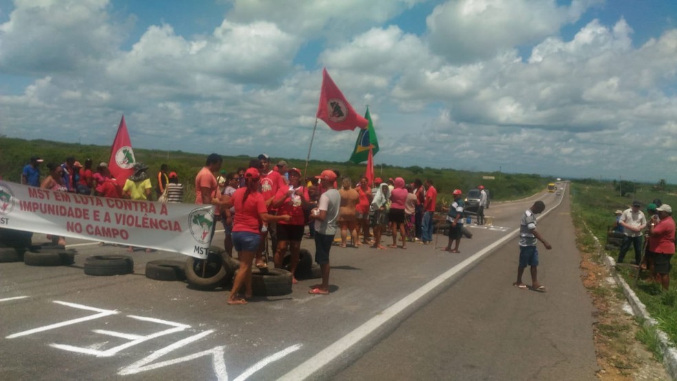 Manifestantes dp MST fecham BRs no interior do RN — Foto: PRF/Divulgação
