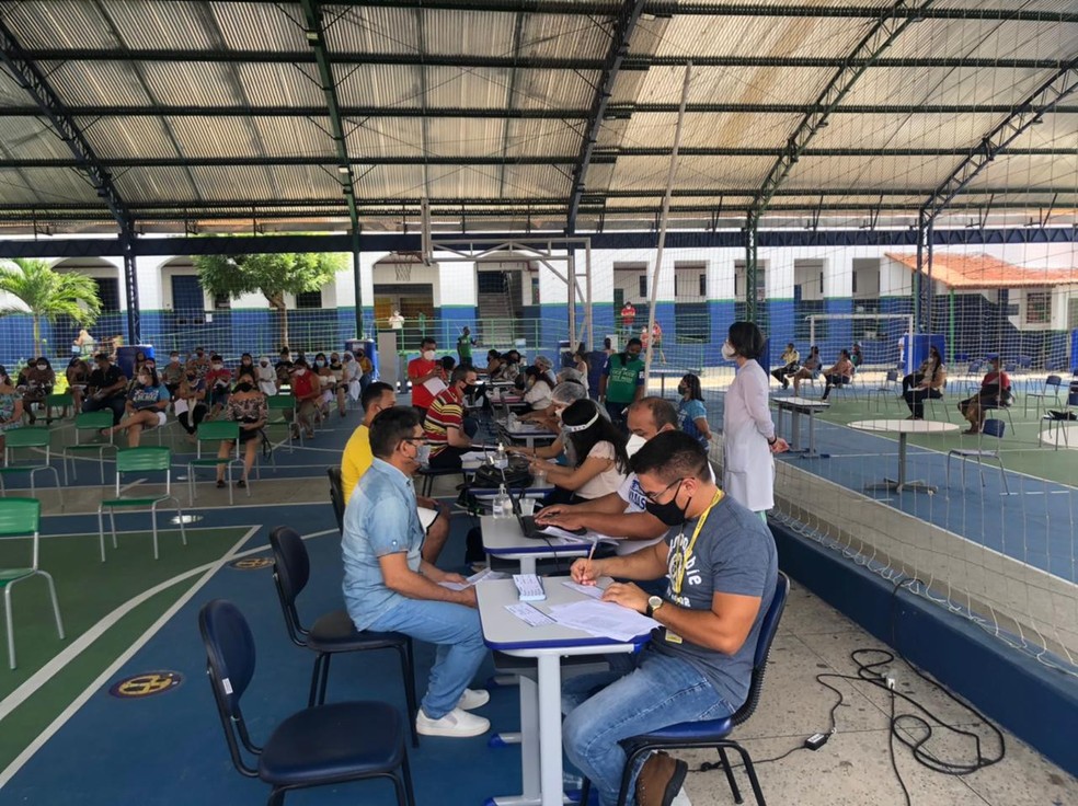 Sobral prevê vacinar cerca de 1.300 professores neste domingo. — Foto: Maristela Gláucia