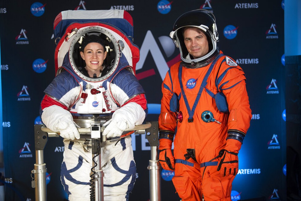 Engenheiros posam para fotos em trajes espaciais para missão Artemis, prevista para 2024 — Foto: Kevin Wolf/AP