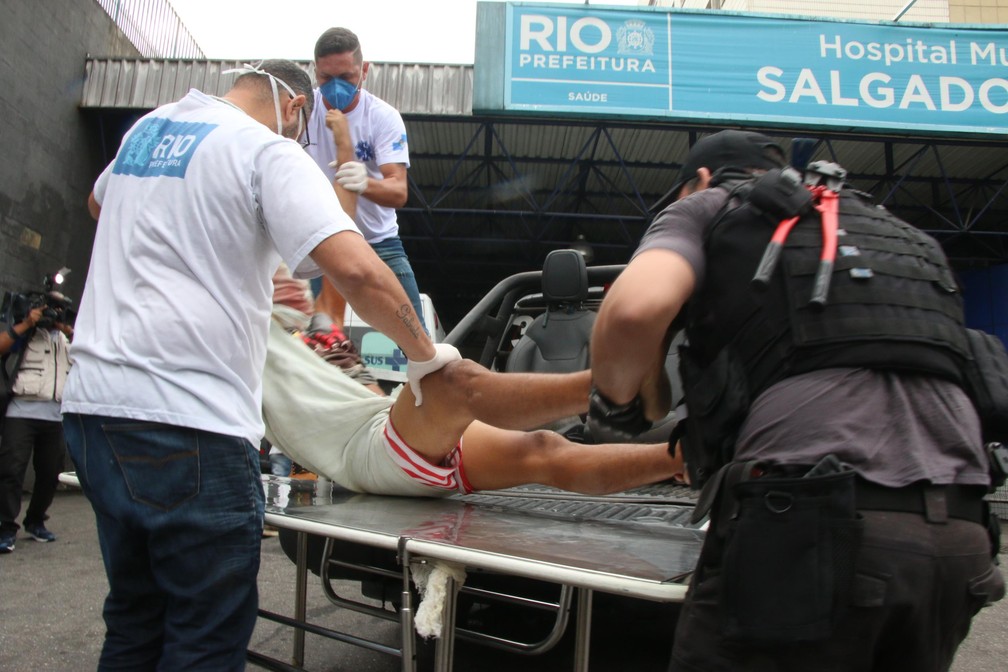 Suspeito ferido durante operação no Jacarezinho, no Rio — Foto: Foto: Betinho Casas Novas/Futura Press/Estadão Conteúdo