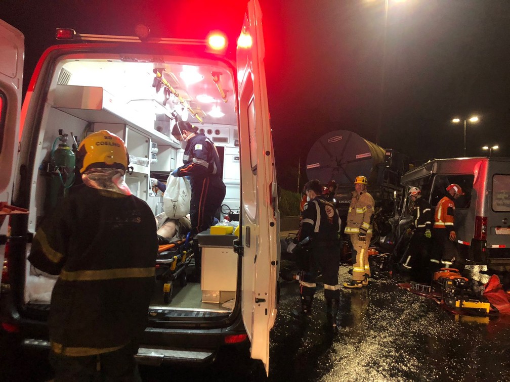 Vítimas foram socorridas pelos bombeiros e agentes da Polícia Militar Rodoviária  — Foto: Júlio César Santos/TV Globo
