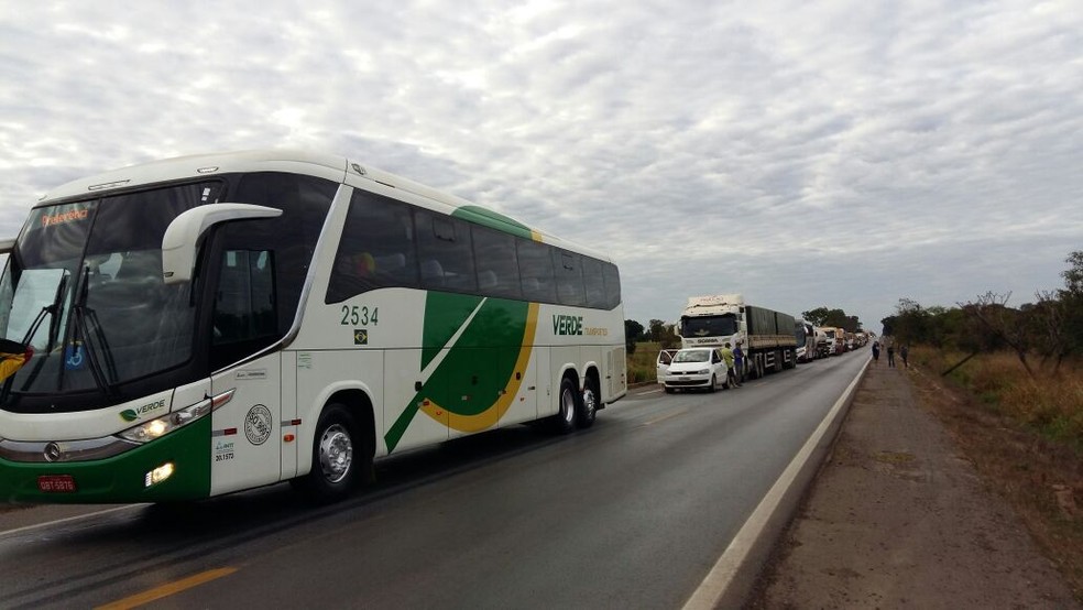 Bloqueio na BR-364 causou congestionamento ao longo da rodovia, em Mato Grosso (Foto: Rosi Medeiros/TVCA)