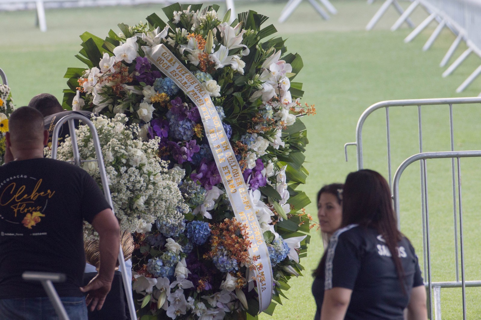  A coroa de flores enviada por Neymar para o velório do Pelé — Foto: Edilson Dantas/O Globo