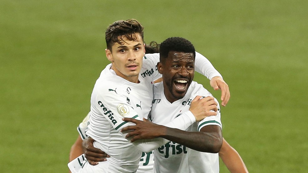 Veiga estranha cobrança de grupo de torcedores, mas admite queda de rendimento do Palmeiras