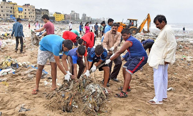 Projeto de 85 semanas retira 5 mil toneladas de lixo da praia de Mumbai (Foto: © Hindustan Times via Getty Ima)
