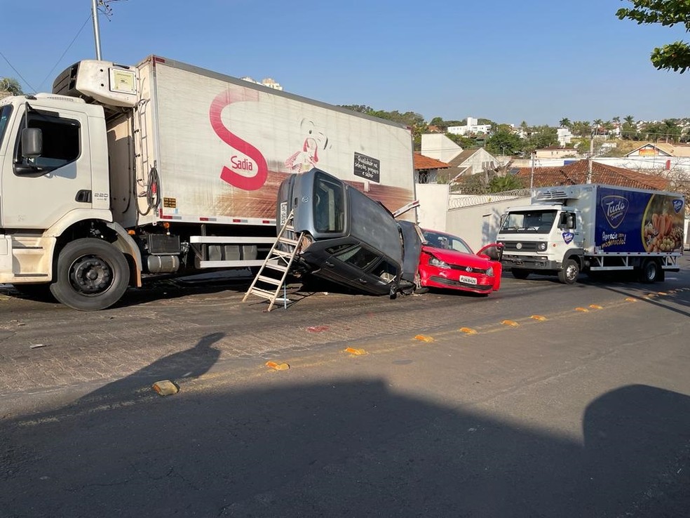 Caminhão se deslocou de ré e bateu nos outros veículos — Foto: Leonardo Patrus/Tv Integração