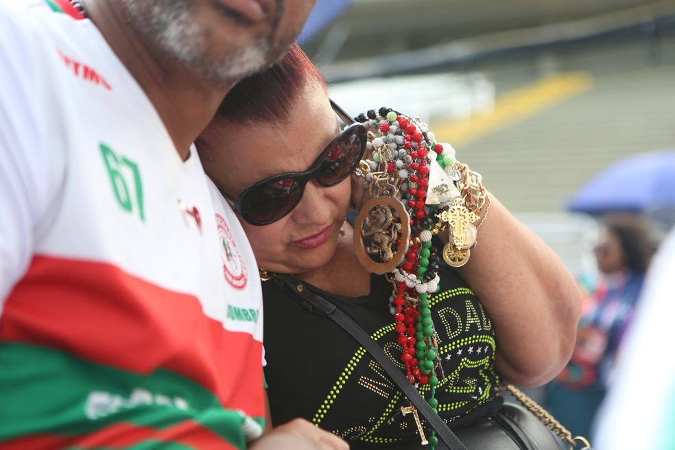 Solange Cruz, presidente da Mocidade Alegre, fica apreensiva durante apuração do carnaval 2023 em SP — Foto: Celso Tavares/g1