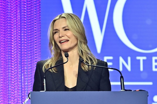 A atriz Michelle Pfeiffer no palco do The Hollywood Reporter 2021 Power 100 Women in Entertainment, realizado em Los Angeles (Foto: Getty Images)