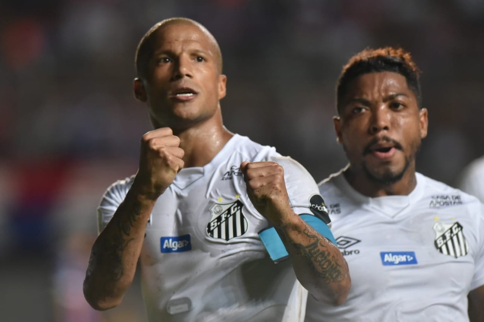 Apos Queixas Por Jogar Na Ponta Sanchez Volta A Posicao De Origem E Vira Maestro Do Santos Santos Ge