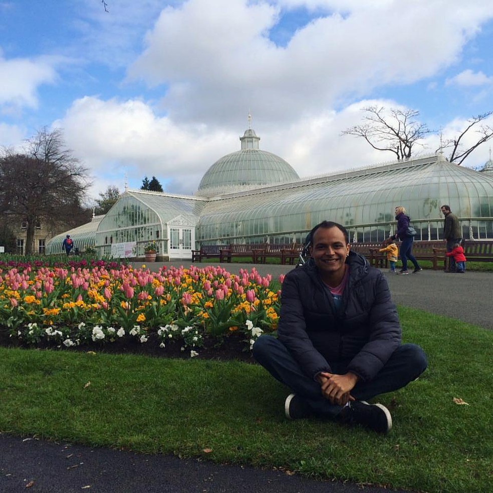 Na foto Maia estava no Jardim Botânico de Glasgow, na Escócia. O jovem relatou que após ir para a Irlanda já visitou oito países passando por mais de 15 cidades (Foto: Reprodução/Facebook)