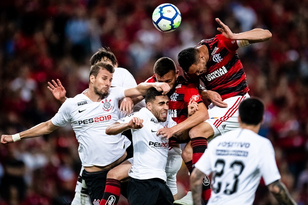 Zagueiros do Corinthians tiveram vantagem sobre flamenguistas  &mdash; Foto: Jorge R Jorge/BP Filmes