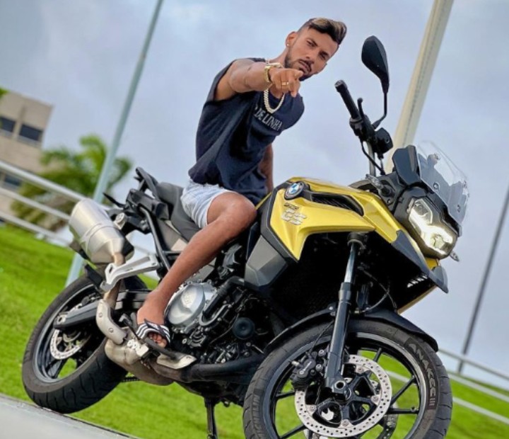 Influenciador digital Victor Indiano aguarda cirurgia de coluna no HGE após ser baleado em Salvador
