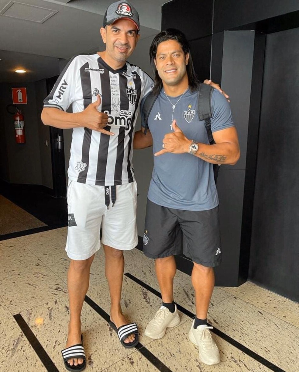 Hulk posa para foto a caminho da concentração do Atlético-MG — Foto: Reprodução