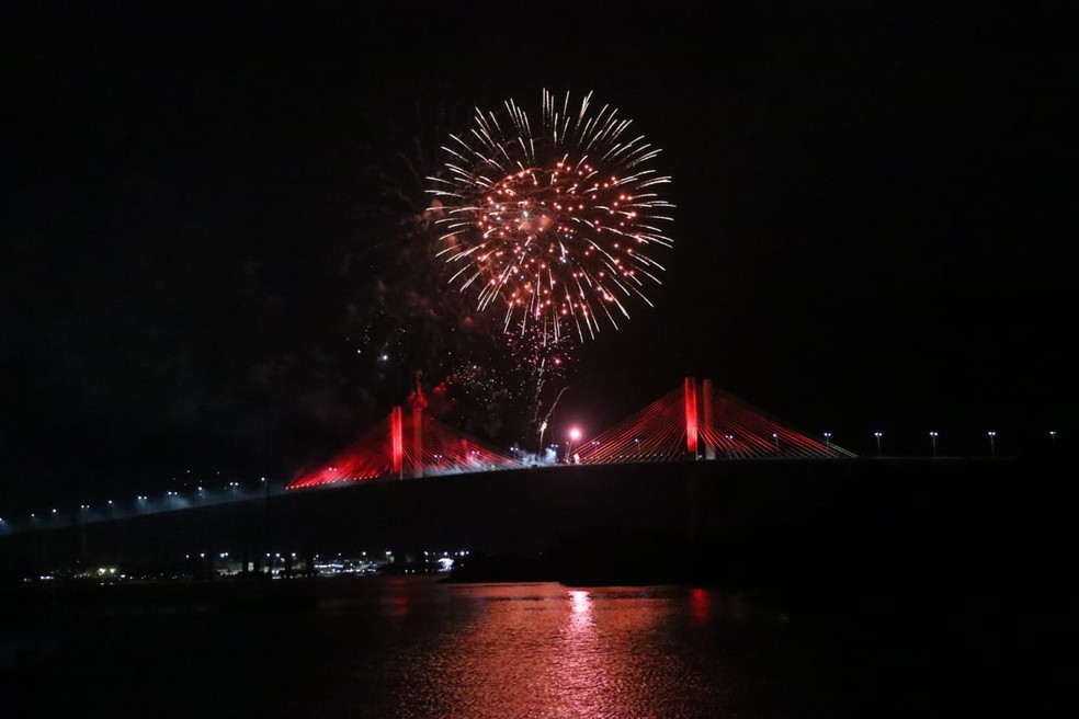 Queima de fogos na ponte Newton Navarro, em Natal — Foto: Elias Medeiros