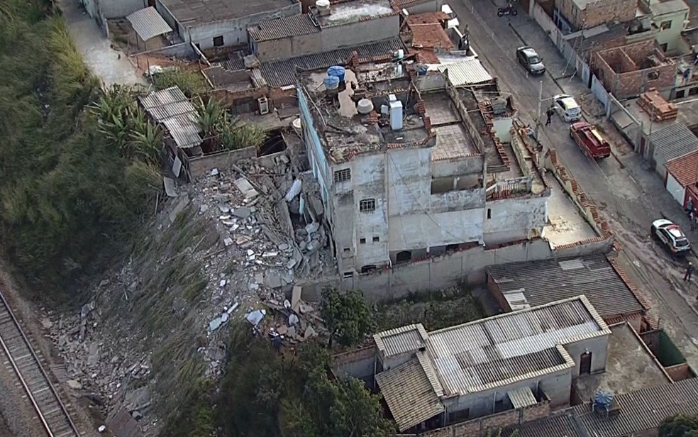 Parte de imÃ³vel interditado desaba no Barreiro, em Belo Horizonte â€” Foto: ReproduÃ§Ã£o/TV Globo