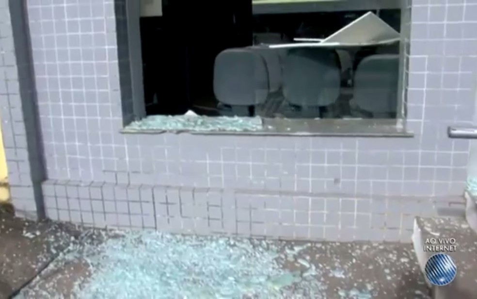 Vidraças foram destruídas com a explosão, na madrugada desta terça-feira (3) (Foto: Reprodução/ TV Santa Cruz)