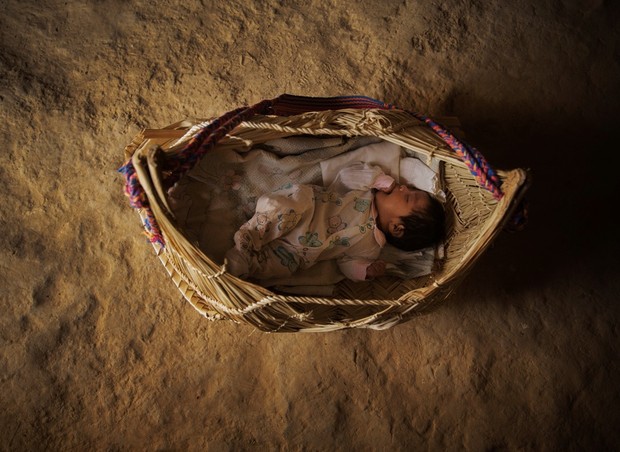 Quando foi fotografada, a bebê xavante tinha 45 dias de vida e seus pais ainda não haviam decidido seu nome.  (Foto: Lalo de Almeida)