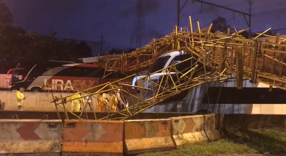 Passarela cai sobre ônibus — Foto: Reprodução/TV Globo