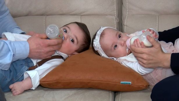 Gêmeos nasceram saudáveis (Foto: Reprodução/Mirror)