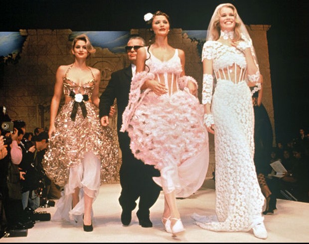 Cindy Crawford, Helena Christensen e Claudia Schiffer  com Karl Lagerfeld em 1993 durante desfile da Chanel (Foto: Reprodução)