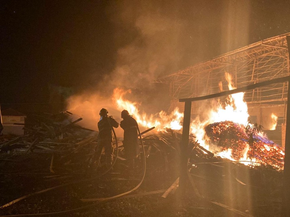 Duas equipes do Corpo de Bombeiros estão trabalhando no local desde a noite desse domingo (11) no AC — Foto: Arquivo/Bombeiros