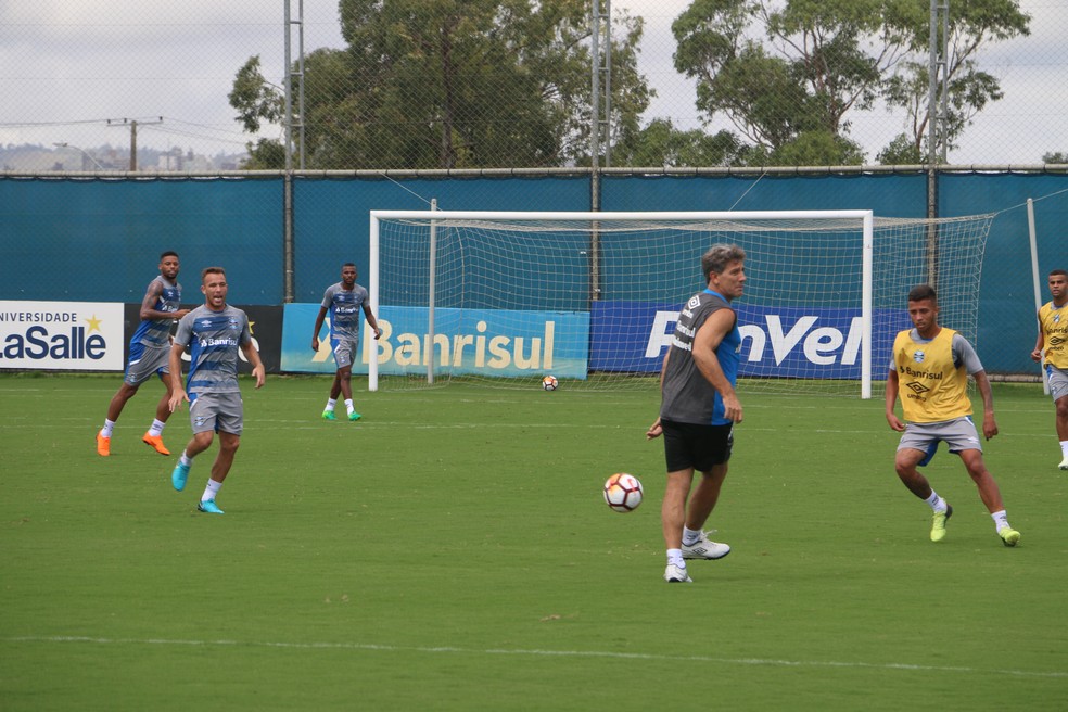 Renato participa constantemente do recreativo e zoa jogadores (Foto: Eduardo Moura)