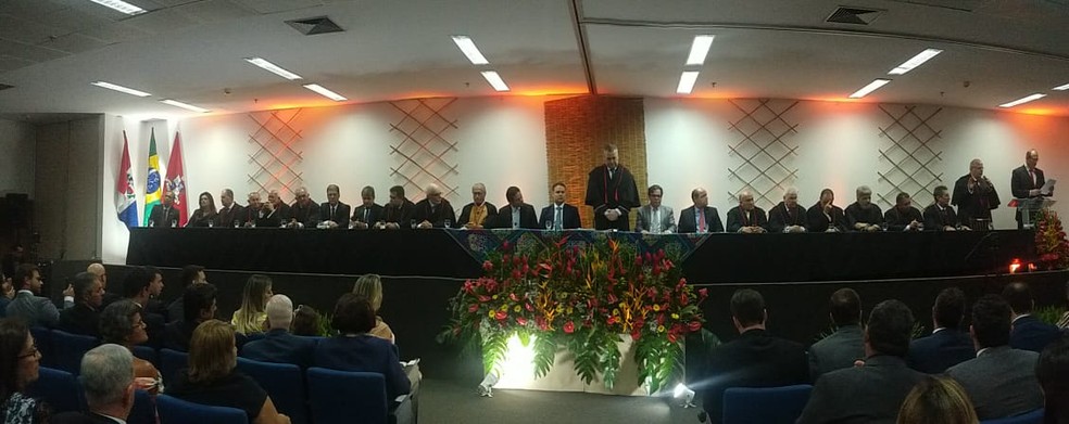 overnador de Alagoas, Renan Filho, o presidente do Tribunal de Justiça (TJ-AL), Tutmés Airan de Albuquerque e várias outras autoridades do Estado e do Nordeste compareceram à sessão solene — Foto: Matheus Tenório/G1