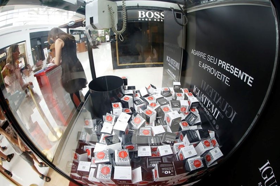 Gift Machine permite que os visitantes do Shopping Iguatemi peguem descontos de até R$ 50 nesta sexta-feira (24)  (Foto: Rafael Cautella)