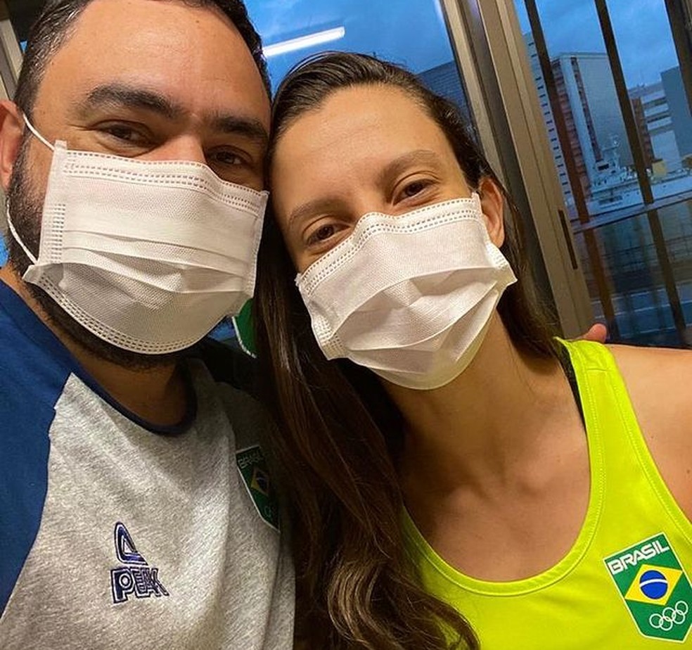 Macris posa com o fisioterapeuta Fernando Fernandes na Vila Olímpica — Foto: Reprodução/Instagram