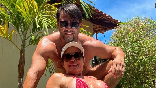 Mãe de Viih Tube exibe corpão em dia de piscina com o marido em Alagoas