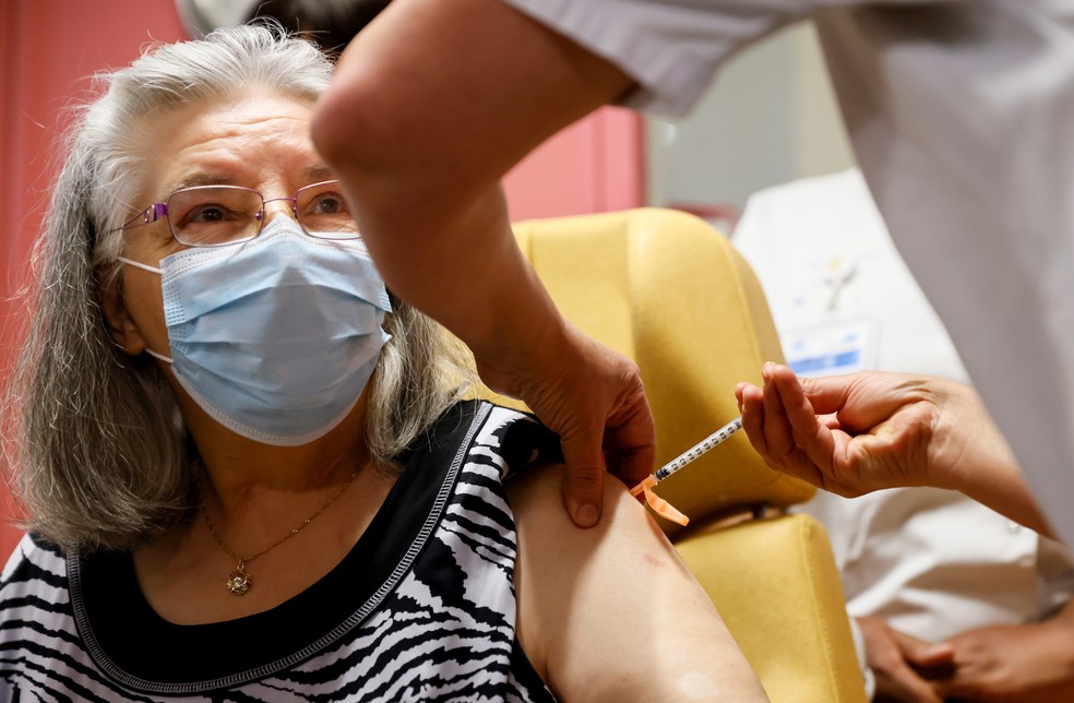 Mauricette, de 78 anos, foi a primeira vacinada da França — Foto: Thomas Samson/AFP