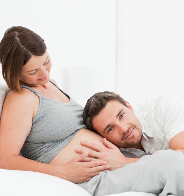 Pai sente a barriga da grávida (Foto: Thinkstock)