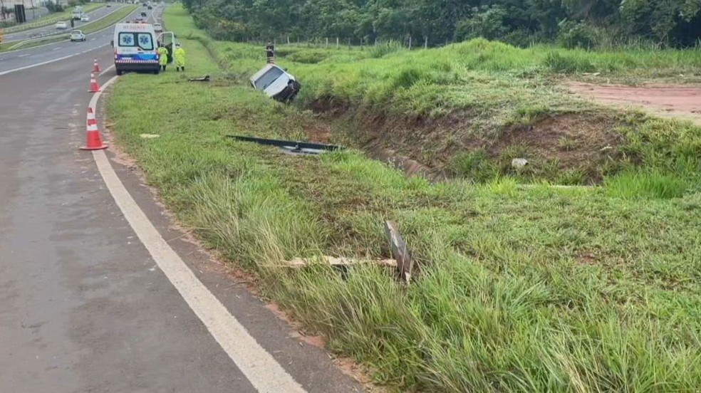 Via não precisou ser interditada para atendimento do motorista na rodovia entre Bauru e Jaú — Foto: Cesar Culiche/ TV Tem 